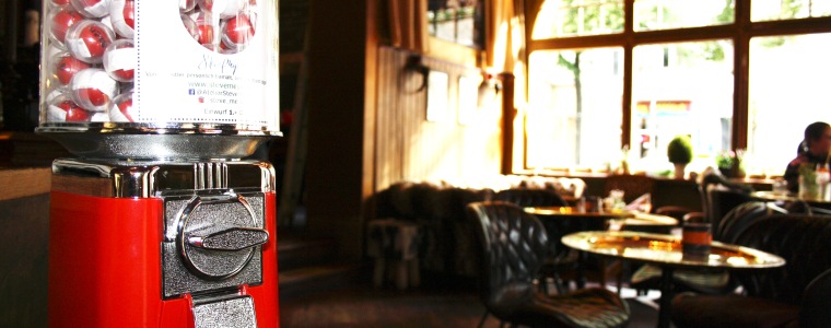 Friedensautomat des Kunstexperimentes "Der Frieden ist (k)ein roter Ball" im Restaurant Schraders